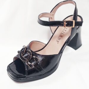 Sandalia destalonada PITILLOS negra de charol – Elegancia y estabilidad con tacón ancho