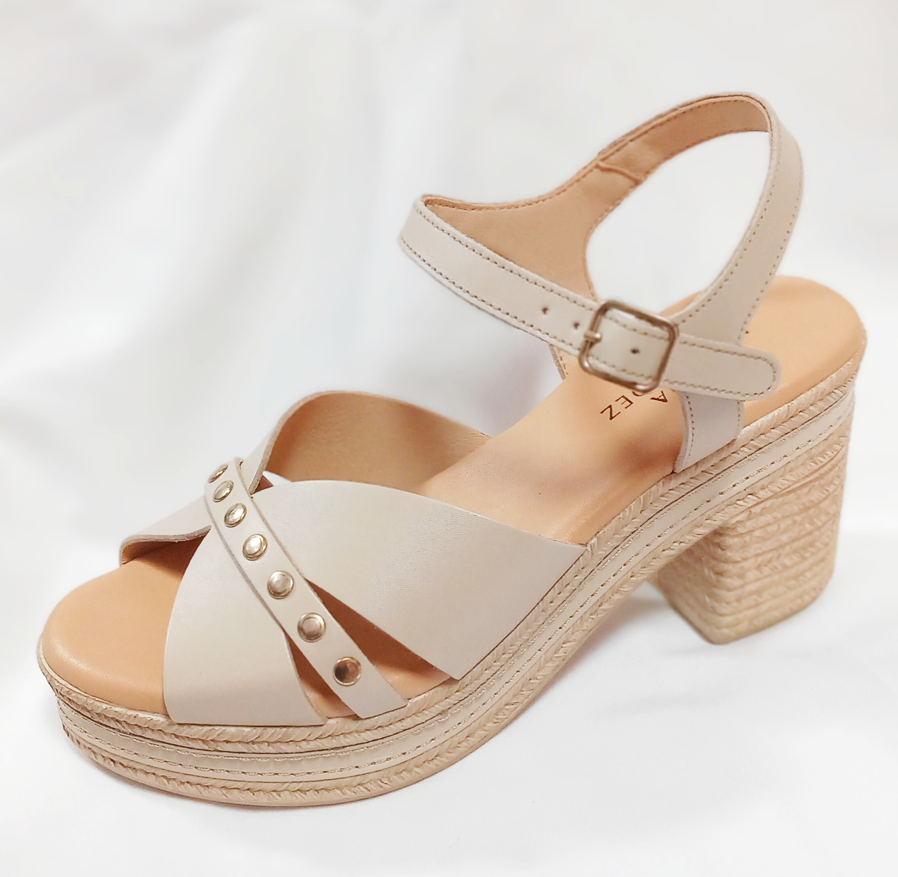 Sandalia PITILLOS en crema con plataforma efecto rafia – Elegancia natural y máximo confort