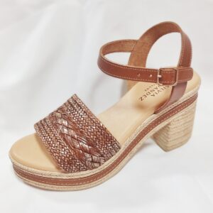 Sandalia PITILLOS dorado y cuero – Tacón ancho con plataforma efecto rafia