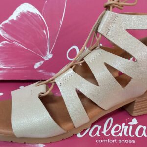 Sandalia romana beige de piel cómoda con tacón VALERIA'S